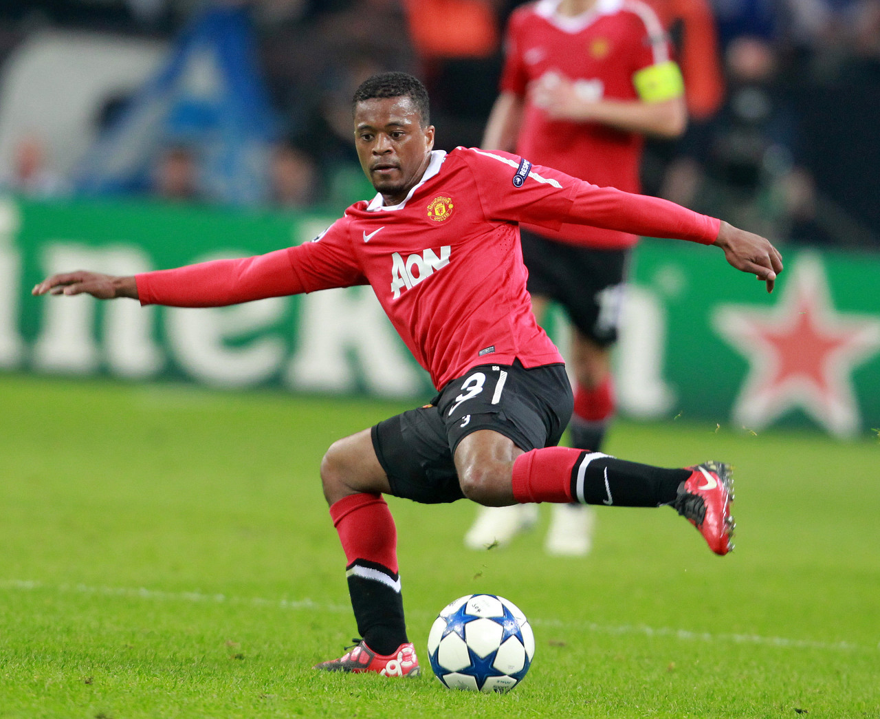 德天空：迪亚斯比萨内高效，在防守中前者也能做出很大的贡献.